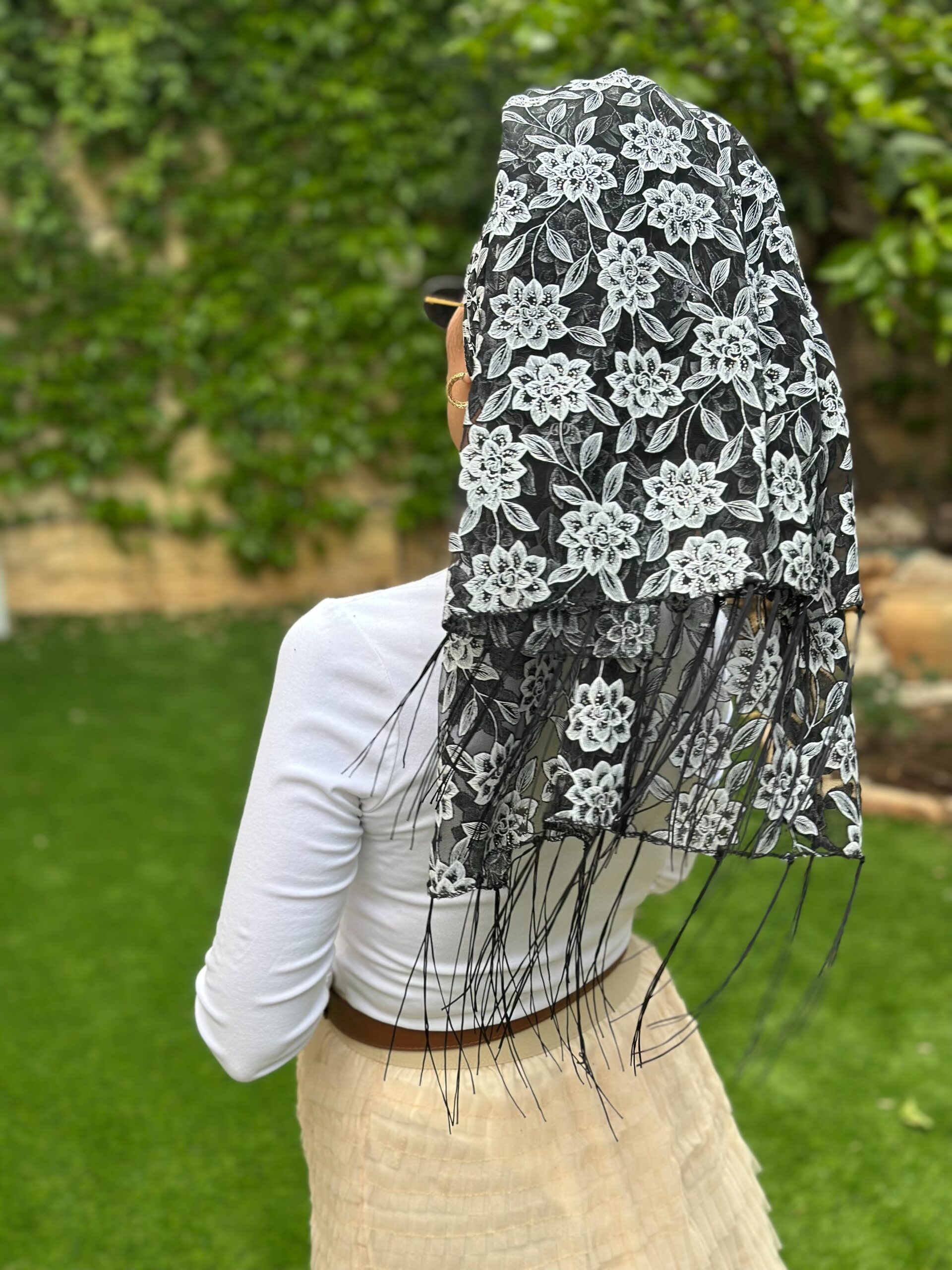 IMG_0693 מטפחת רשת פרחים שחור – תמונה 1