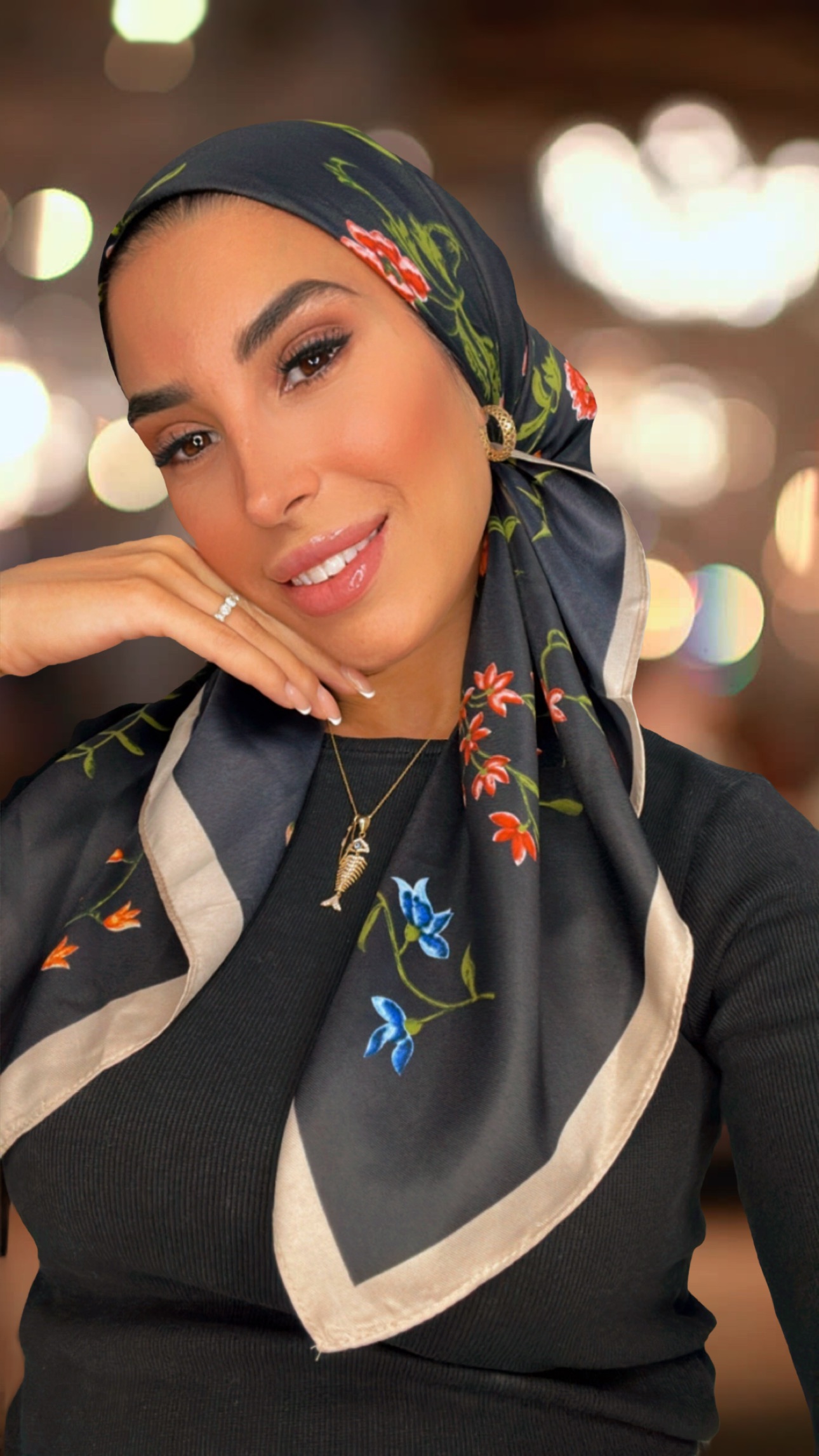 {"eId":"2590846144383706","CameraPosition":2} מטפחת פרחים משי שחור – תמונה 1
