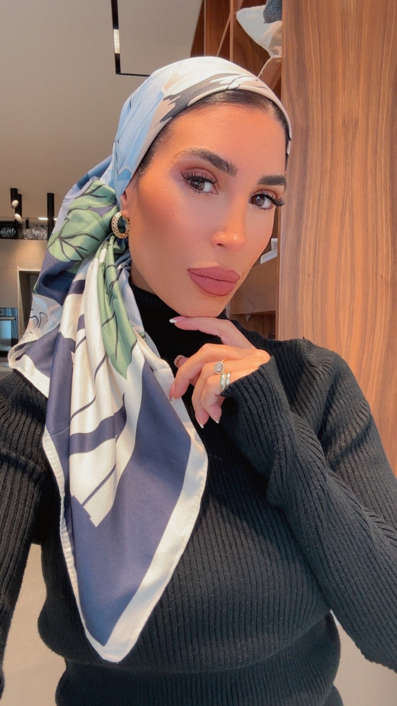 {"eId":"365804965791879","CameraPosition":2} מטפחת משי פרחים כחול – תמונה 1