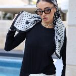 מטפחת נקודות פרחים שחור