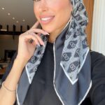 מטפחת מרובעת גוצ'י שחור מסגרת לבן