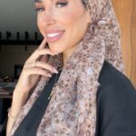 דגם פרחים קטנים חום מרובע
