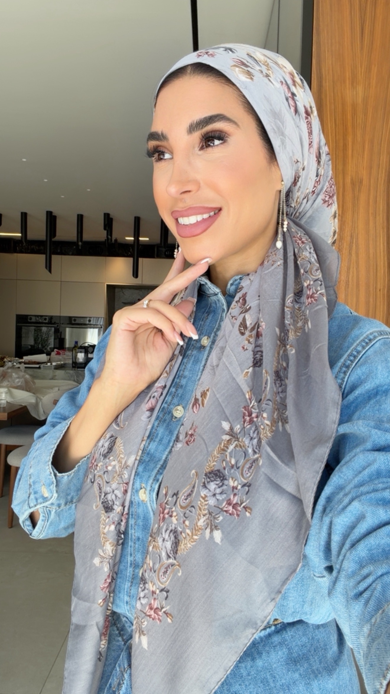 IMG_4560 מטפחת מרובעת גדולה פרחי שקד אפור – תמונה 1
