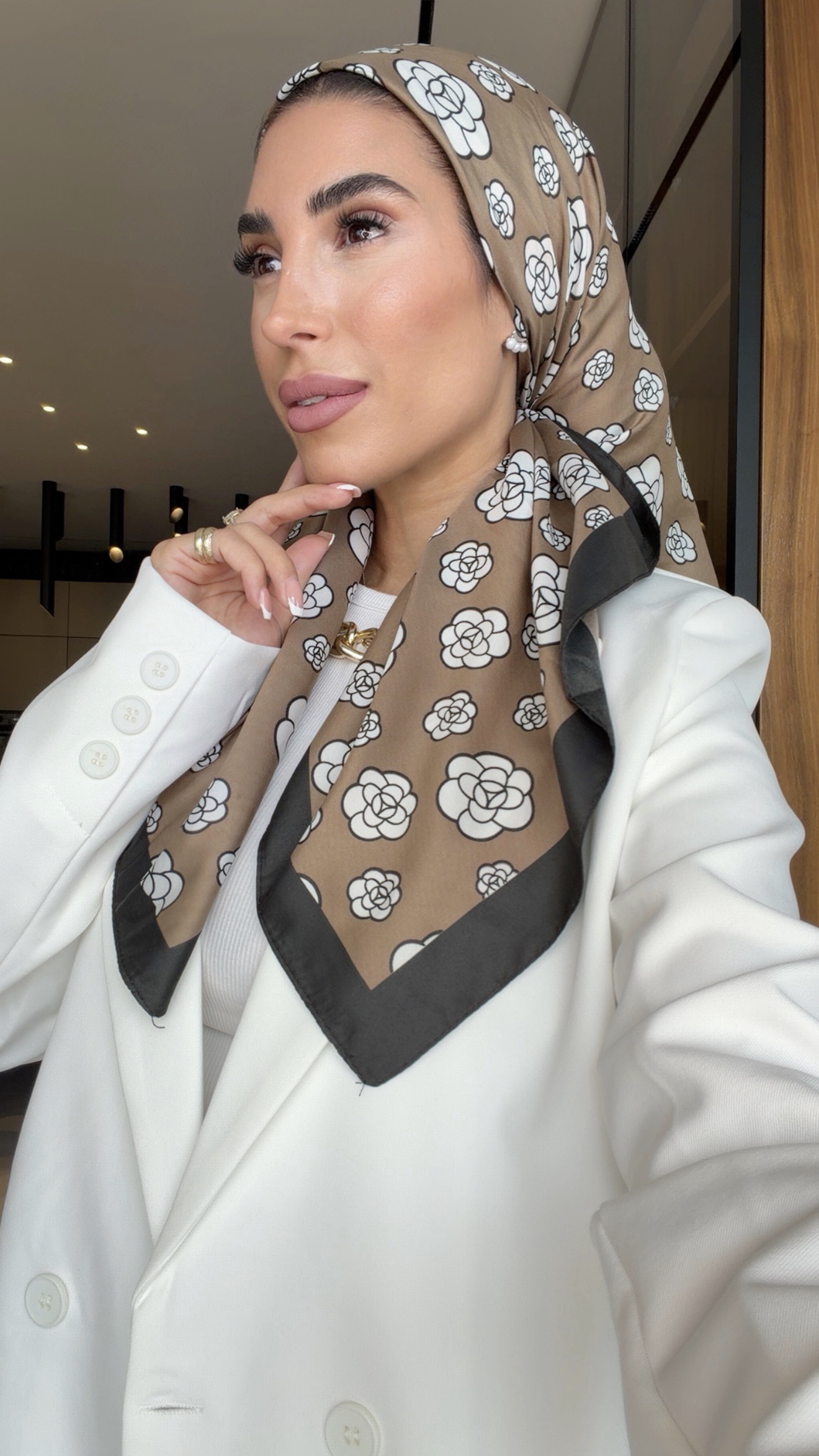 IMG_6697 דגם פרחים חום מסגרת שחור – תמונה 1